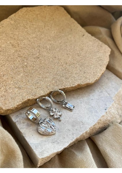 Gümüş Renkli Kalpli Taşlı Üçlü Küpe