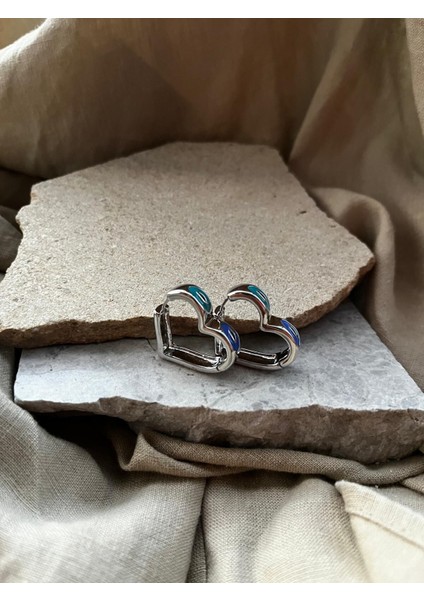 Gümüş Renkli Gözlü Kalp Küpe