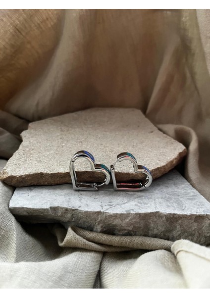 Gümüş Renkli Gözlü Kalp Küpe modelleri