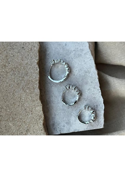 Gümüş Renkli Sıralı Taşlı Üçlü Küpe fiyatları