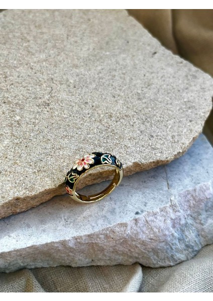 Siyah Mineli Yüzük