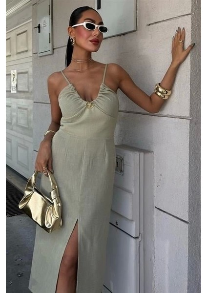 Göğsü Aksesuarlı Önü Yırtmaçlı Elbise 2899 fiyatları