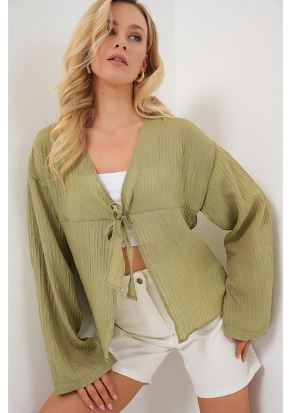Kadın BDART Fiyonk Bağlamalı Sırsız V-Yaka Bluz Adaçayı Yeşili modelleri