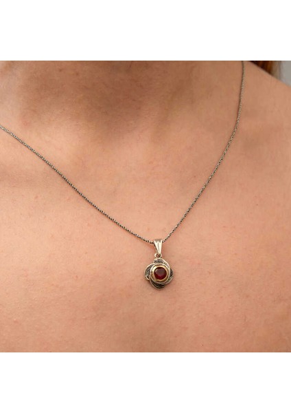 Kırmızı Taşlı Gül Model Gümüş Kadın Kolye fırsatları