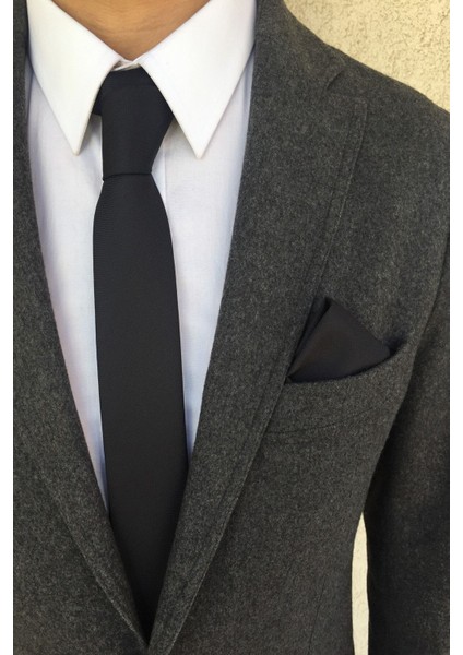 Düz Siyah Kravat ve Mendil Seti - Kaliteli Kumaş, Modern ve Şık Tasarım, Özel Günler ve İş Toplantıları için İdeal modelleri