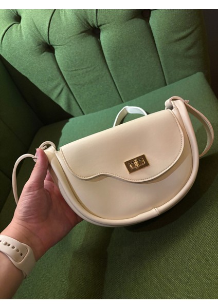 Slant Kadın Krem Çapraz Omuz Çantası – Yeni Sezon, Özel Kesim Kapak, Ayarlanabilir Askılı