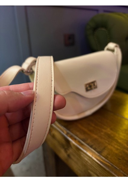 Slant Kadın Krem Çapraz Omuz Çantası – Yeni Sezon, Özel Kesim Kapak, Ayarlanabilir Askılı fiyatları