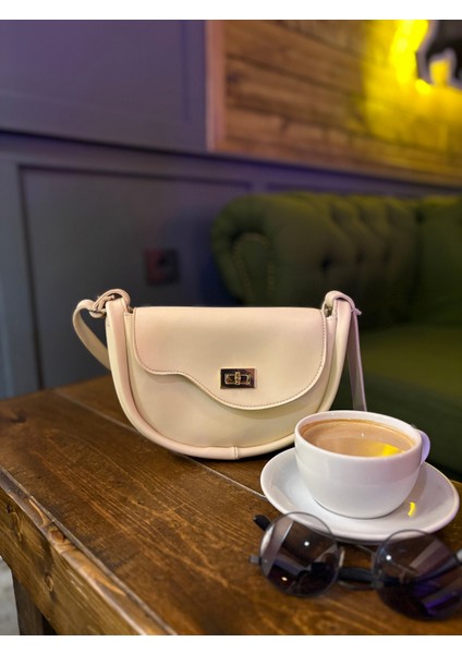 Slant Kadın Krem Çapraz Omuz Çantası – Yeni Sezon, Özel Kesim Kapak, Ayarlanabilir Askılı modelleri