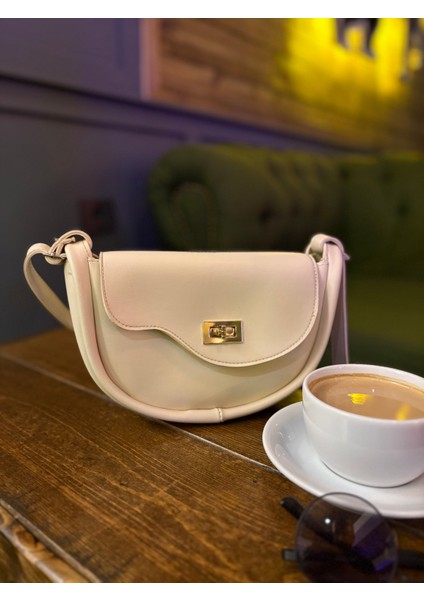 Slant Kadın Krem Çapraz Omuz Çantası – Yeni Sezon, Özel Kesim Kapak, Ayarlanabilir Askılı fırsatları