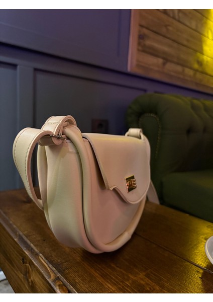 Slant Kadın Krem Çapraz Omuz Çantası – Yeni Sezon, Özel Kesim Kapak, Ayarlanabilir Askılı indirimleri