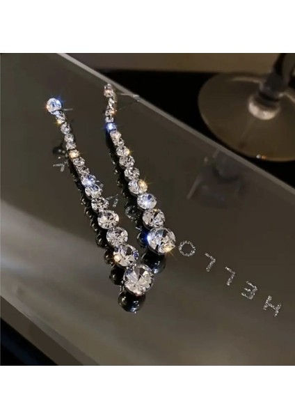 Taşlı Gümüş Renkli Uzun Şık Parti Nişan Kına Nikah Düğün Abiye Küpe modelleri