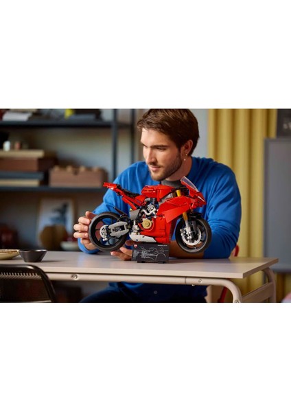 42202 Ducati Panigale V4 S Motosiklet 1603 Parça +18 Yaş