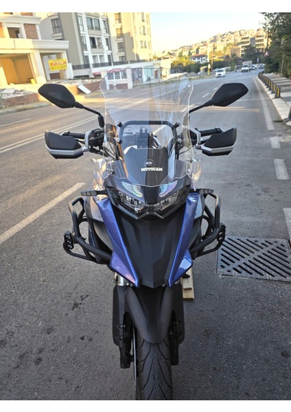 Qj Srt 550 Siperlik Ön Cam 2022-2025 Model 54CM Şeffaf Renkli 4mm