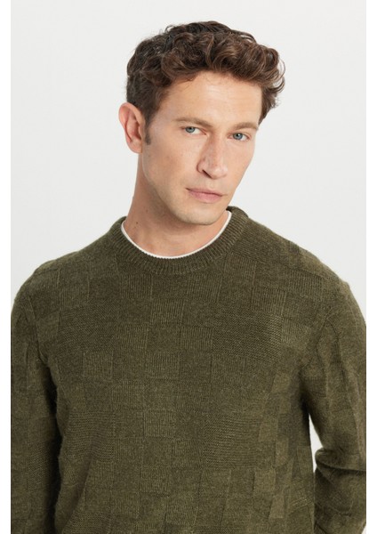 Standart Fit Normal Kesim Bisiklet Yaka Jakarlı Triko Kazak fırsatları