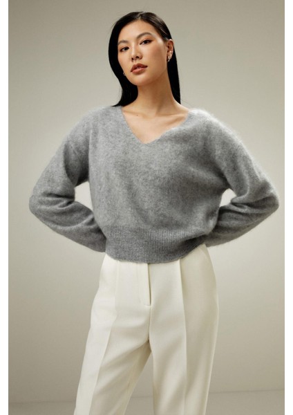Gri V Yaka Yumuşak Dokulu Kadın Kazak MG2499