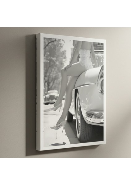 Şık Kadın ve Klasik Araba Siyah Beyaz Fotoğraf Tablosu