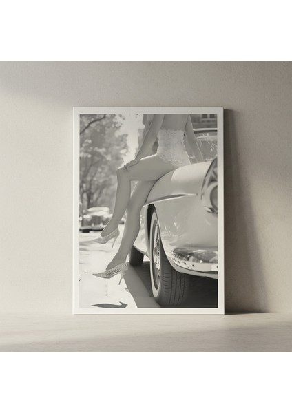 Şık Kadın ve Klasik Araba Siyah Beyaz Fotoğraf Tablosu fiyatları