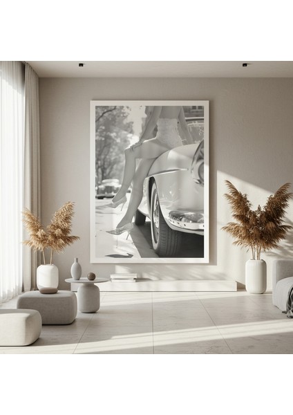 Şık Kadın ve Klasik Araba Siyah Beyaz Fotoğraf Tablosu fırsatları