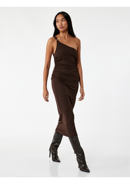 Aksesuar Detaylı Drapeli Tek Omuz Midi Kalem Elbise