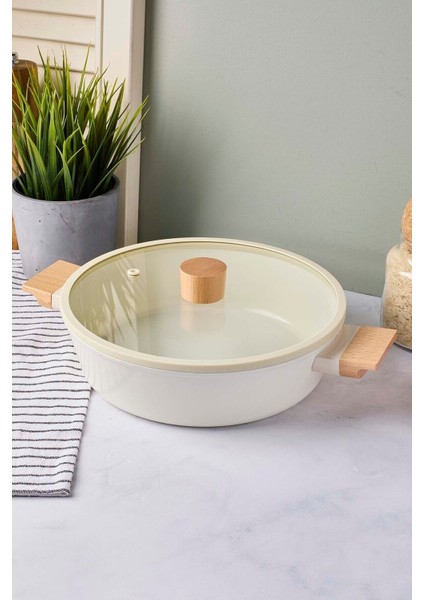 Cookwood Beige Indüksiyon Tabanlı Ahşap Kulplu Kapaklı Seramik Basık Tencere 24 cm