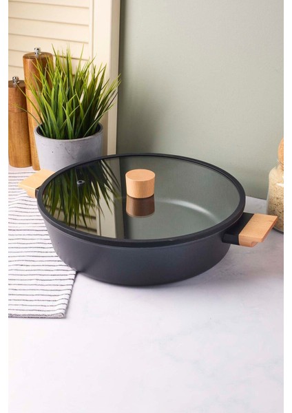 Cookwood Black Indüksiyon Tabanlı Ahşap Kulplu Kapaklı Seramik Basık Tencere 28 cm