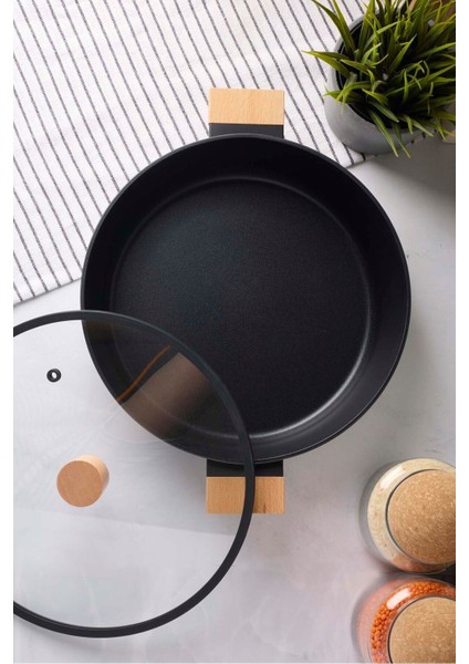 Cookwood Black Indüksiyon Tabanlı Ahşap Kulplu Kapaklı Seramik Basık Tencere 28 cm modelleri