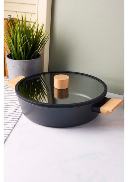 Cookwood Black Indüksiyon Tabanlı Ahşap Kulplu Kapaklı Seramik Basık Tencere 24 cm