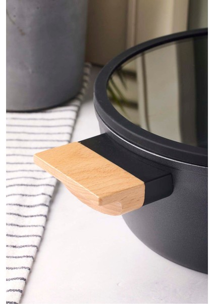 Cookwood Black Indüksiyon Tabanlı Ahşap Kulplu Kapaklı Seramik Derin Tencere 20 cm modelleri