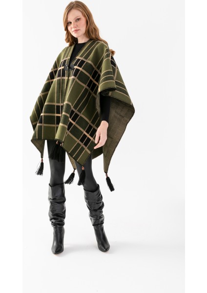 Ekose Desen Balıkçı Dikişli Desenli Dokuma Triko Panço, Deri ve Düğme Detaylı Püsküllü Kadın Dış Giyim Panço