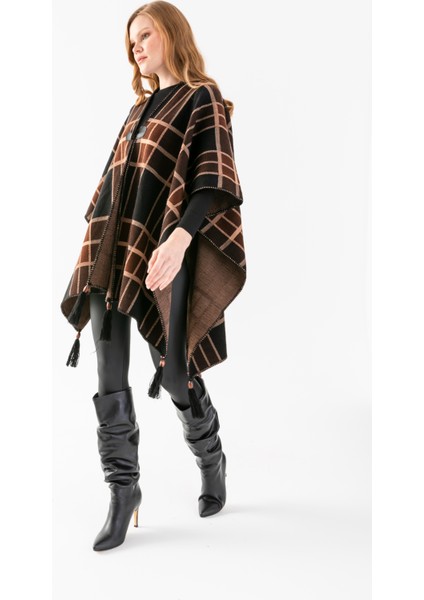 Ekose Desen Balıkçı Dikişli Desenli Dokuma Triko Panço, Deri ve Düğme Detaylı Püsküllü Kadın Dış Giyim Panço