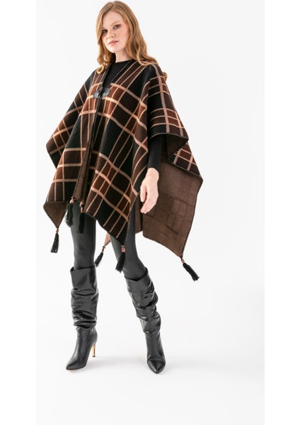 Ekose Desen Balıkçı Dikişli Desenli Dokuma Triko Panço, Deri ve Düğme Detaylı Püsküllü Kadın Dış Giyim Panço