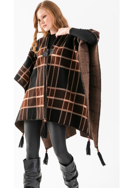 Ekose Desen Balıkçı Dikişli Desenli Dokuma Triko Panço, Deri ve Düğme Detaylı Püsküllü Kadın Dış Giyim Panço fiyatları