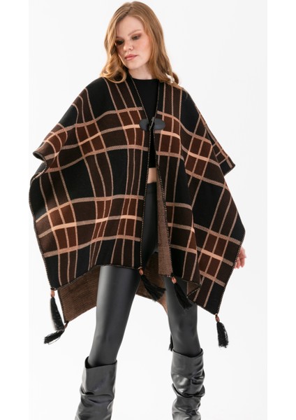 Ekose Desen Balıkçı Dikişli Desenli Dokuma Triko Panço, Deri ve Düğme Detaylı Püsküllü Kadın Dış Giyim Panço fırsatları