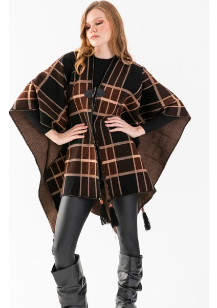 Ekose Desen Balıkçı Dikişli Desenli Dokuma Triko Panço, Deri ve Düğme Detaylı Püsküllü Kadın Dış Giyim Panço indirimleri