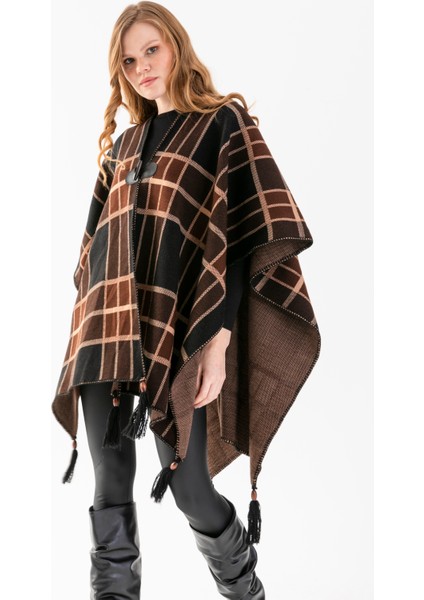 Ekose Desen Balıkçı Dikişli Desenli Dokuma Triko Panço, Deri ve Düğme Detaylı Püsküllü Kadın Dış Giyim Panço