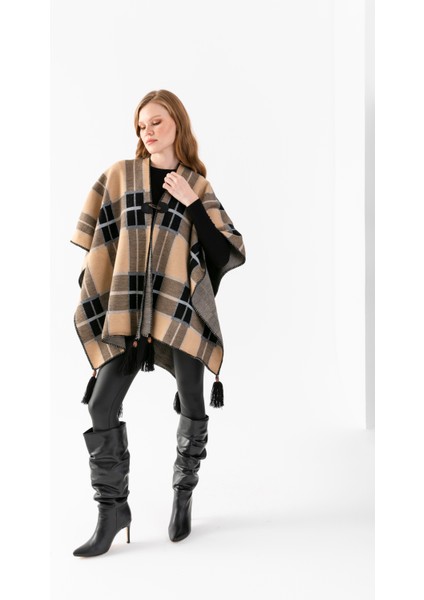 Ekose Desen Balıkçı Dikişli Desenli Dokuma Triko Panço, Deri ve Düğme Detaylı Püsküllü Kadın Dış Giyim Panço