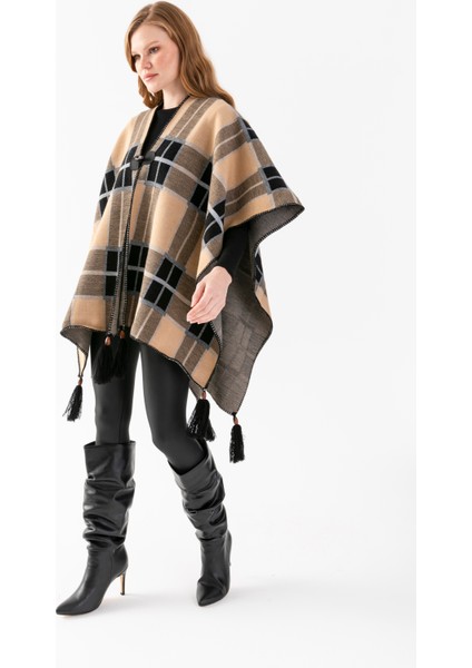 Ekose Desen Balıkçı Dikişli Desenli Dokuma Triko Panço, Deri ve Düğme Detaylı Püsküllü Kadın Dış Giyim Panço fiyatları