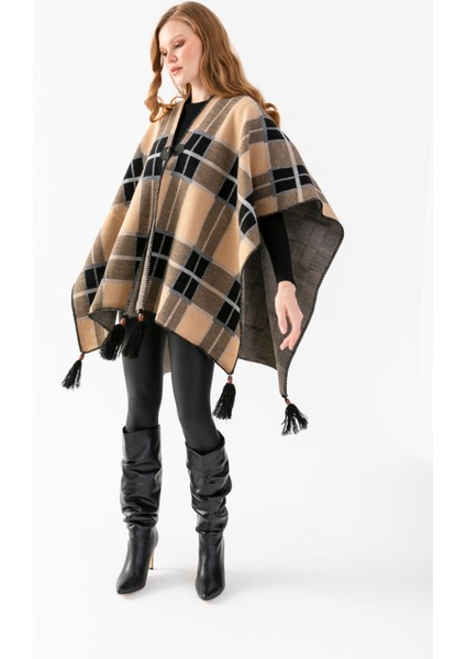 Ekose Desen Balıkçı Dikişli Desenli Dokuma Triko Panço, Deri ve Düğme Detaylı Püsküllü Kadın Dış Giyim Panço modelleri