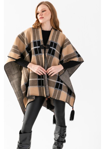 Ekose Desen Balıkçı Dikişli Desenli Dokuma Triko Panço, Deri ve Düğme Detaylı Püsküllü Kadın Dış Giyim Panço fırsatları