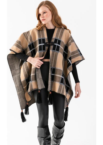 Ekose Desen Balıkçı Dikişli Desenli Dokuma Triko Panço, Deri ve Düğme Detaylı Püsküllü Kadın Dış Giyim Panço indirimleri