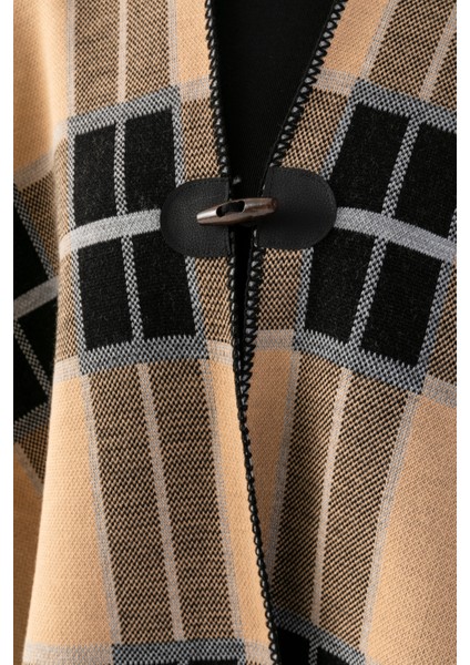 Ekose Desen Balıkçı Dikişli Desenli Dokuma Triko Panço, Deri ve Düğme Detaylı Püsküllü Kadın Dış Giyim Panço