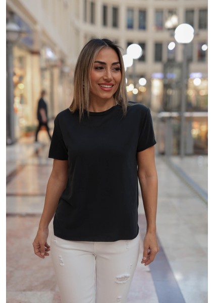 Kadın Yuvarlak Yaka Kol Etek Lazer Kesim Yırtmaç Detaylı Modal T-Shirt