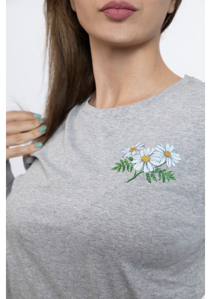 Kadın Gri Renk Papatya Baskılı Uzun Kollu Tshırt fırsatları