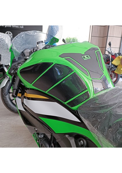 Kawasaki Zx-6r 2025 ile Uyumlu Kaydırmaz 6d Karbon 16 Parça Tank Pad Seti GC67 (Yeşil Motor) fırsatları