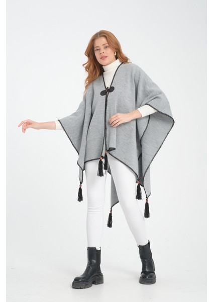 Düz Renk Balıkçı Dikişli Dokuma Triko Panço, Deri ve Düğme Detaylı Püsküllü Kadın Dış Giyim Panço fiyatları