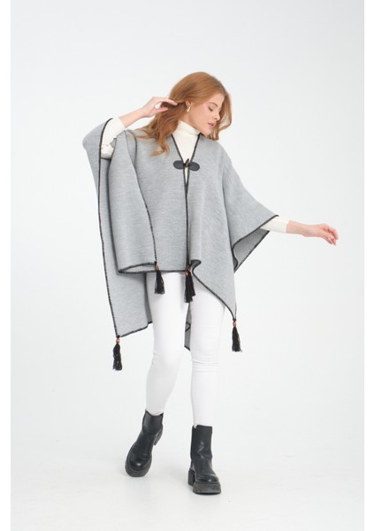 Düz Renk Balıkçı Dikişli Dokuma Triko Panço, Deri ve Düğme Detaylı Püsküllü Kadın Dış Giyim Panço modelleri