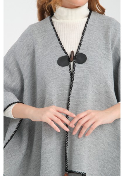 Düz Renk Balıkçı Dikişli Dokuma Triko Panço, Deri ve Düğme Detaylı Püsküllü Kadın Dış Giyim Panço