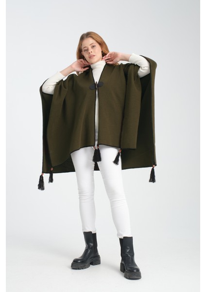 Düz Renk Balıkçı Dikişli Dokuma Triko Panço, Deri ve Düğme Detaylı Püsküllü Kadın Dış Giyim Panço fiyatları