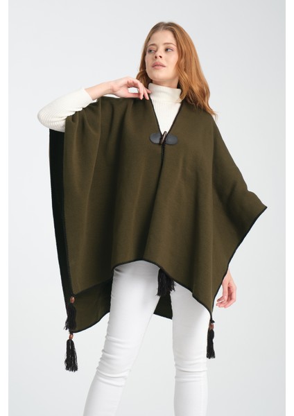 Düz Renk Balıkçı Dikişli Dokuma Triko Panço, Deri ve Düğme Detaylı Püsküllü Kadın Dış Giyim Panço fırsatları