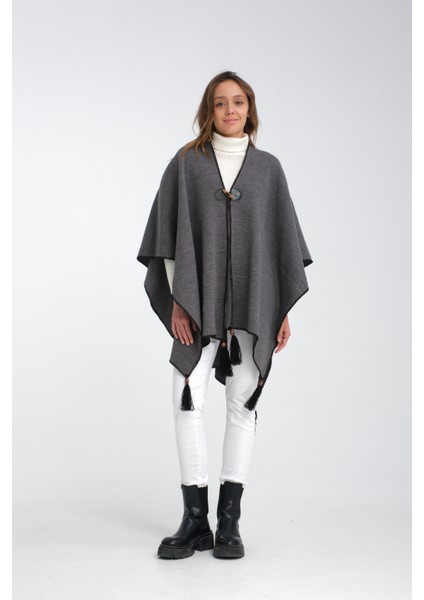 Düz Renk Balıkçı Dikişli Dokuma Triko Panço, Deri ve Düğme Detaylı Püsküllü Kadın Dış Giyim Panço